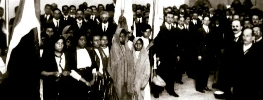 Fotografía histórica en sepia de una comisión de manifestantes (mujeres con rebozos y hombres con traje) que entrevistó a los diputados para entregar la iniciativa del voto femenino en 1916. Fototeca Constantino Reyes Valero, INAH.