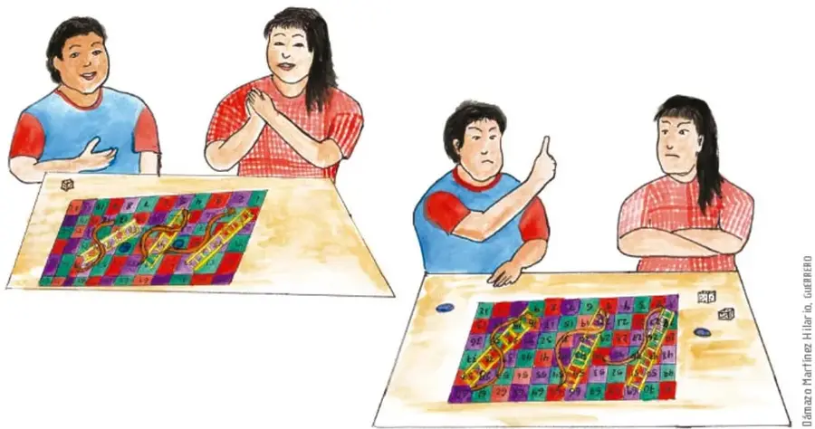 Escena 1: niño de camiseta azul y niña de blusa roja juegan serpientes y escaleras con calma; la niña aplaude sonriendo y el niño mira el tablero con serenidad. Escena 2: los mismos niños en la misma mesa: el niño señala con el dedo índice en alto con rostro enojado y la niña mira seria con los brazos cruzados; junto al tablero hay dados y fichas.