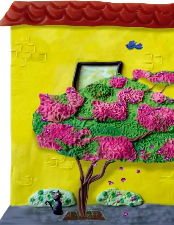Casa amarilla con techo rojo y un árbol de bugambilias con flores rosadas y violetas; un gato negro observa.