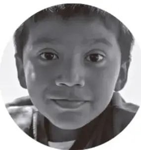Fotografía de un niño sonriente mirando a la cámara.