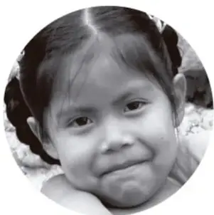 Retrato circular en blanco y negro de una niña sonriente de cabello rizado.