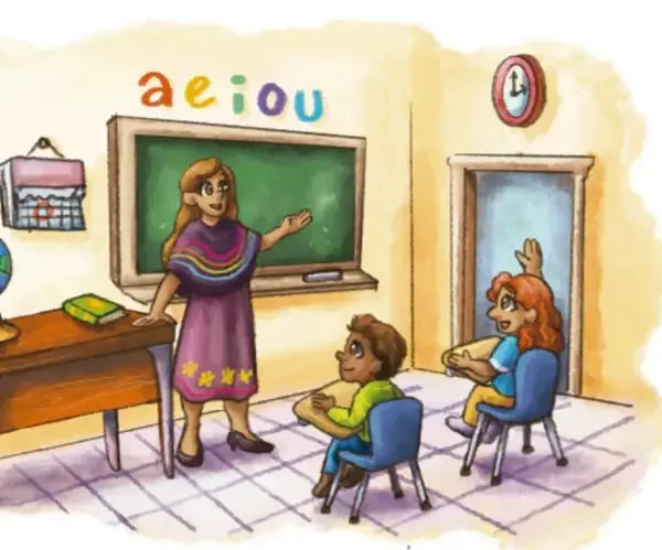 Ilustración de un aula: una maestra con vestido morado junto al pizarrón verde, una niña pelirroja levantando la mano y un niño sentado escribiendo; sobre el pizarrón hay letras a e i o u de colores; crédito: Diana Anahí Sainz Villarreal, BAJA CALIFORNIA.