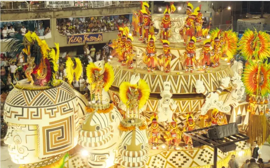 Máscaras venecianas blancas con tocados azules de plumas y lentejuelas.