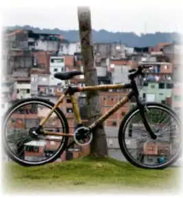 Fotografía de una bicicleta de bambú en un entorno urbano popular.