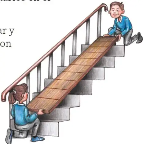 Ilustración: dos estudiantes colocan tablas de madera sobre los escalones para formar una rampa; al pie de la escalera una persona espera en silla de ruedas.