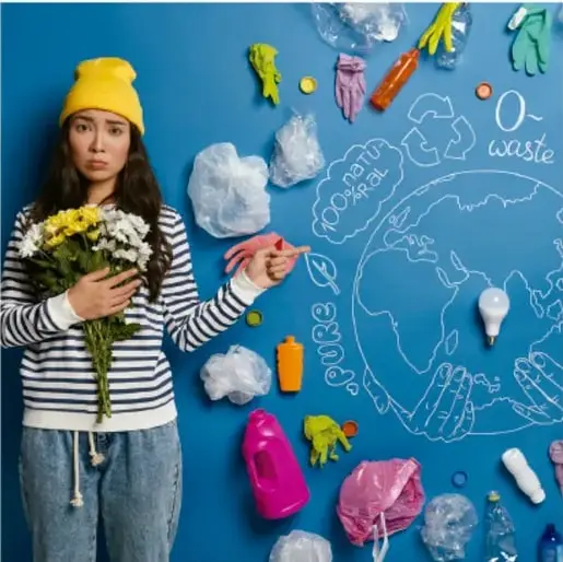 Fotografía de una joven con gorro amarillo sosteniendo un ramo de flores, sobre fondo azul con ilustraciones de manos sosteniendo el planeta, la palabra 'Zero Waste', frases '100% Recy', 'nature' y objetos de reciclaje (guantes, botellas, bolsas plásticas) colocados alrededor.