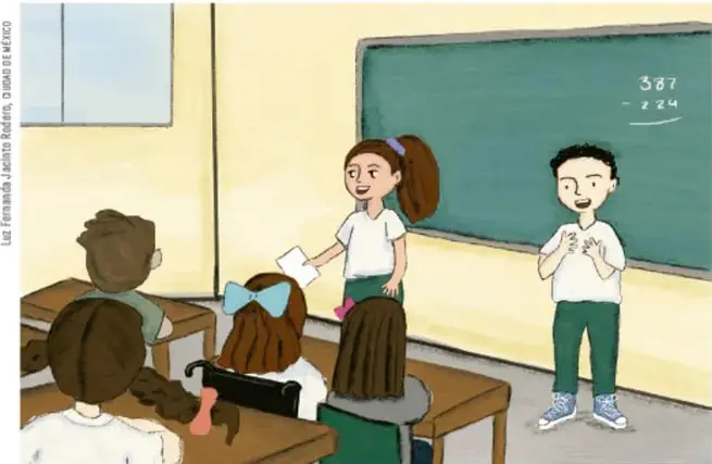 Ilustración de un salón de clases con una niña de pie leyendo una hoja y un niño de pie frente al pizarrón, mientras varios compañeros sentados los observan. En el pizarrón hay una operación matemática escrita.
