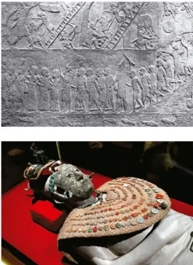 Relieve mesopotámico (estándar de Ur o similar) con hileras de figuras: carros de guerra con equinos, soldados y prisioneros en marcha, tallado en piedra.