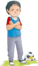 Niño con brazos cruzados y gesto molesto, de pie, ilustrando el enojo que debe regularse.