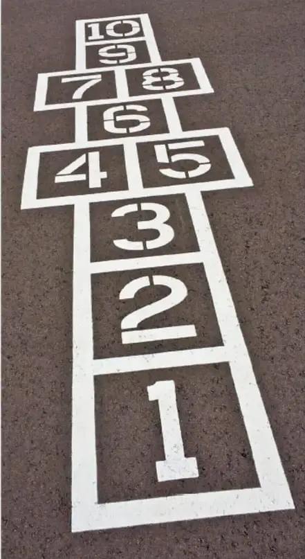 Cuadrícula del juego de la rayuela pintada en el pavimento, con los números 1 a 10.
