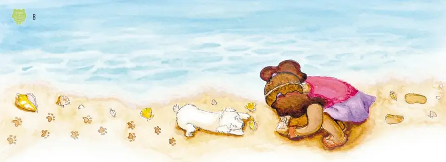 Ilustración de una playa con el mar azul al fondo. En la arena hay conchas y huellas. Una niña de cabello rizado, con blusa rosa y falda lila, está agachada recogiendo conchas. A su lado, un perro blanco llamado Pulgas está echado en la arena.