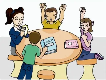 Cuatro estudiantes reunidos alrededor de una mesa redonda, uno muestra un cuaderno; créditos a Irene Reyes Santiago, Estado de México.