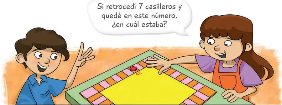 Ilustración de Mauricio y Paula frente a un tablero de juego con casilleros de colores numerados; Paula señala el casillero 42 y un globo de diálogo indica que retrocedió 7 casilleros.