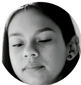 Fotografía circular en blanco y negro de una niña con los ojos cerrados, en actitud de reflexión o meditación.