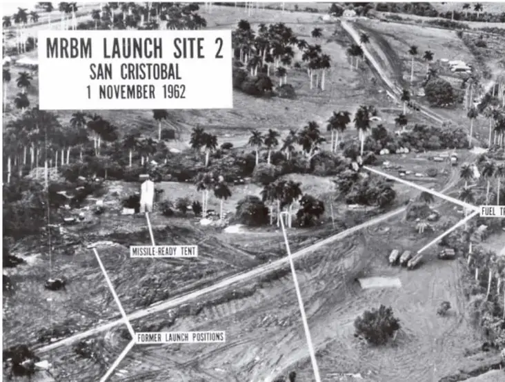 Fotografía aérea en blanco y negro del sitio de lanzamiento de misiles MRBM Launch Site 2, San Cristóbal, fechada el 1 de noviembre de 1962. Se observan palmeras, caminos, un puesto de misiles y posiciones de lanzamiento.