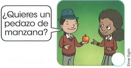 Un niño ofrece a otro un pedazo de manzana.