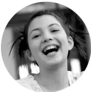Fotografía de una niña sonriente.