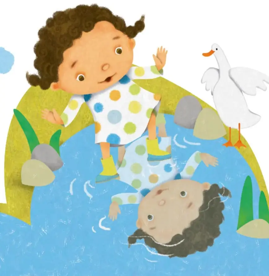 Niña con vestido de lunares y botas amarillas junto a un charco; su reflejo aparece en el agua y un pato blanco la observa.