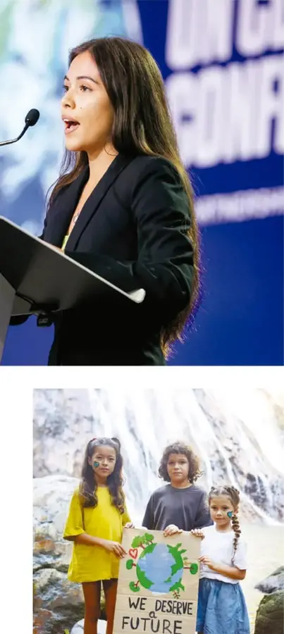Xiye Bastida hablando en un micrófono desde un atril, con blazer negro, en un foro de la ONU con fondo azul.