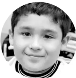 Fotografía circular de un niño sonriendo, probablemente ilustrando el escenario escolar.