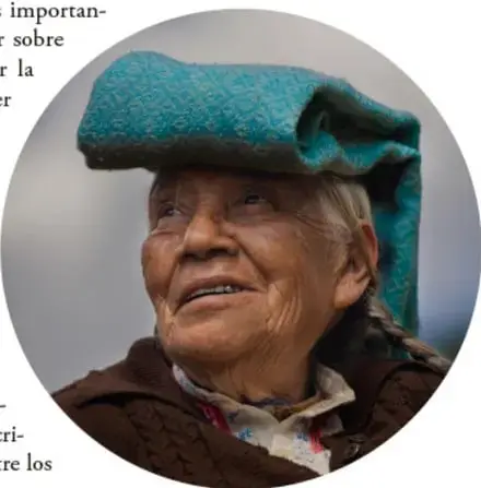 Retrato circular de una mujer mayor de origen indígena con sombrero tradicional de tela turquesa, ilustrando la diversidad cultural presente en México.