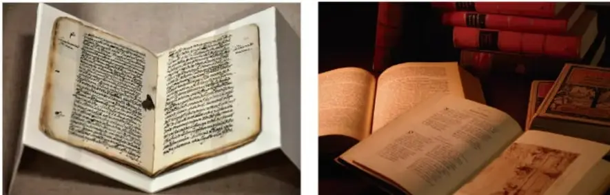 Fotografía de un libro antiguo abierto con páginas de textos en escritura antigua sobre una superficie clara.