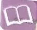 Una joven lee un libro al aire libre, acostada sobre el césped.