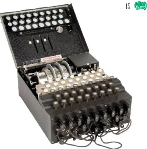 Vista frontal de una máquina Enigma con teclado circular y rotores visibles.