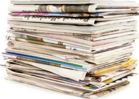 Pila alta de periódicos apilados unos sobre otros.