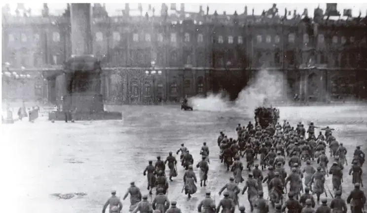 Fotografía histórica de la toma del Palacio de Invierno en Petrogrado por las fuerzas revolucionarias bolcheviques en octubre de 1917.
