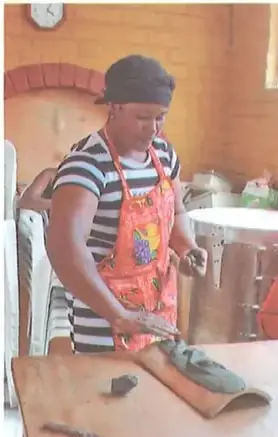Mujer elaborando artesanías.