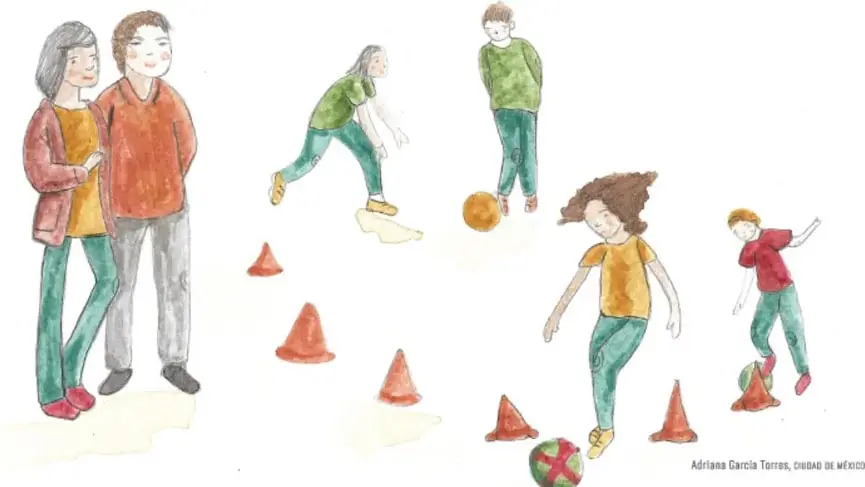 Ilustración de niños y niñas jugando en un circuito con conos naranjas y una pelota, mientras dos adultos observan.