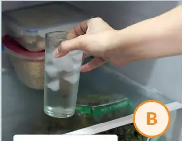 Mano colocando un vaso B con hielo en el refrigerador.