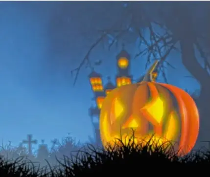 Calabaza tallada (jack-o'-lantern) iluminada en un cementerio al anochecer, representativa del Halloween.