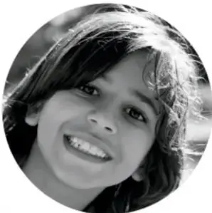 Fotografía de una niña sonriente, como imagen motivacional.