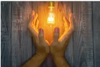 Manos sosteniendo una bombilla encendida, ilustración de energía.