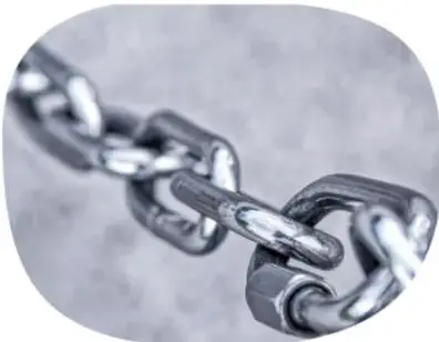 Cadena de metal (eslabones) que ilustra las propiedades físicas de la materia, como dureza y resistencia.