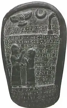 Fotografía de una tablilla con escritura cuneiforme basada en pictogramas.