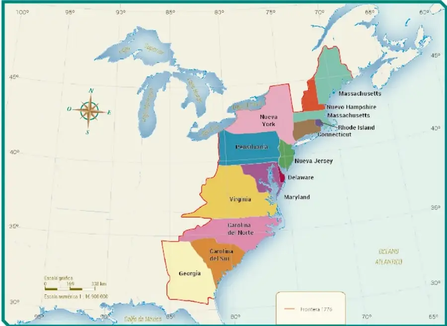 Mapa de las Trece Colonias. Muestra la costa atlántica de América del Norte con las colonias: Massachusetts, Nuevo Hampshire, Rhode Island, Connecticut, Nueva York, Nueva Jersey, Pensilvania, Delaware, Maryland, Virginia, Carolina del Norte, Carolina del Sur y Georgia. Incluye coordenadas, escala gráfica y rosa de los vientos.