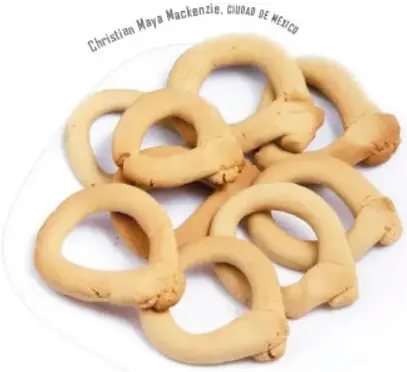 Fotografía de varios coricos, galletas en forma de aro anudado, sobre un plato blanco (crédito: Christian Maya Mackenzie, cocina de México).