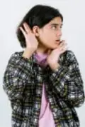 Adolescente con expresión concentrada sosteniéndose la cabeza, ilustrando la escucha activa y la reflexión emocional.
