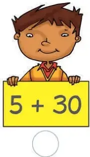 Tres niños sostienen carteles amarillos con las descomposiciones $5 + 30$, $10 + 25$ y $4 + 31$, cada uno con un círculo para marcar.