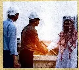 Recuadro de interculturalidad con una fotografía de personas de distintas culturas y una invitación a buscar palabras con significados diferentes.