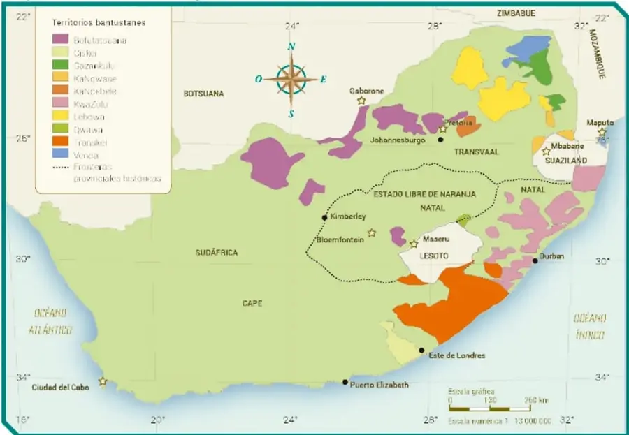 Mapa de Sudáfrica titulado 'División tribal en los diferentes bantustanes'. Muestra con colores los territorios asignados a diferentes grupos étnicos, con una leyenda que incluye nombres como Bophuthatswana, Transkei, Ciskei, Gazankulu, KaNgwane, KwaZulu, Lebowa, Qwaqwa, Venda. También señala ciudades como Johannesburgo, Ciudad del Cabo, Durban, y países vecinos como Botsuana, Zimbabue, Mozambique, Suazilandia y Lesoto.