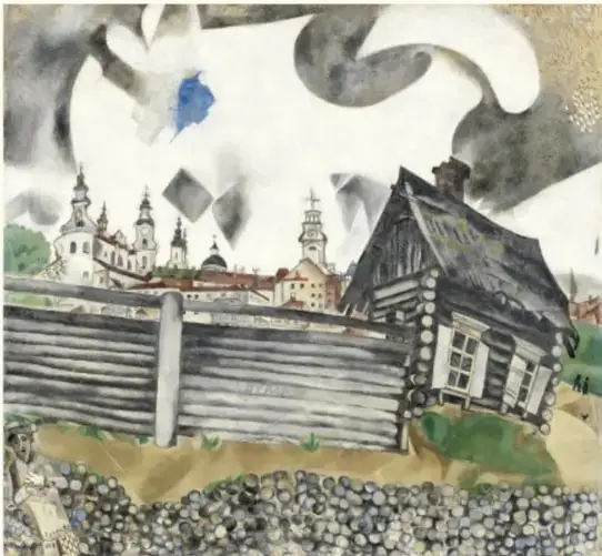 Reproducción de La casa gris (1917) de Marc Chagall: casa de madera oscura, cerca de tablones, cielo gris con formas blancas y negras, y ciudad con torres al fondo.
