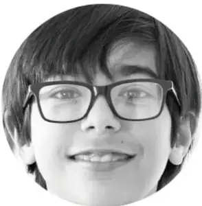 Fotografía de un estudiante con lentes sonriendo.