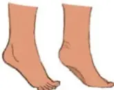 Pies descalzos que representan a Nicanor yendo de puntitas al baño
