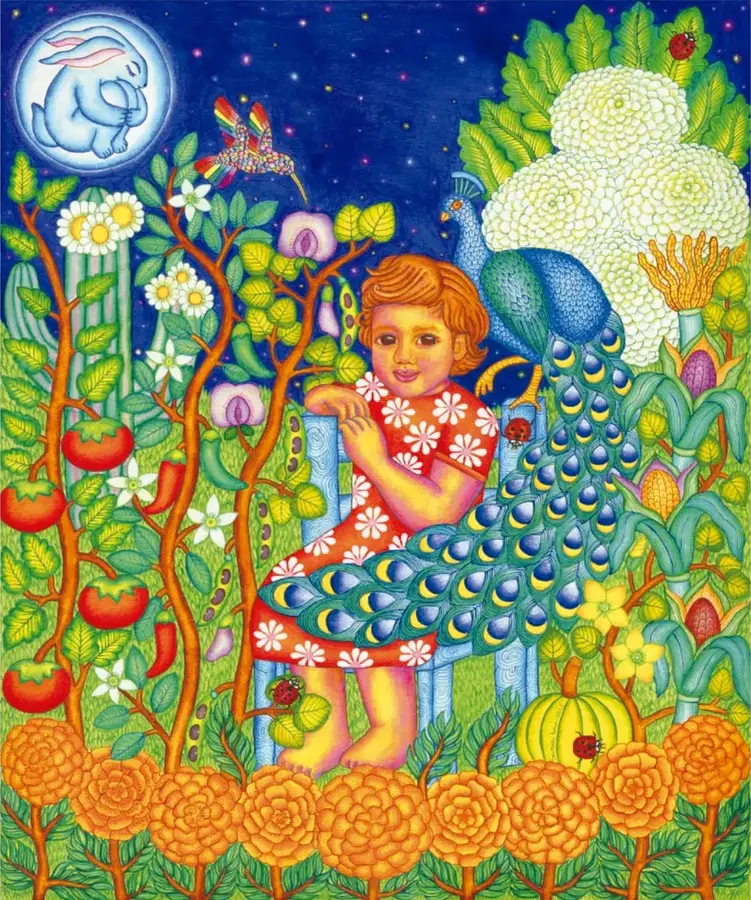 Pintura nocturna colorida: una niña pelirroja con vestido rojo de flores blancas (Analisa) sentada en una banca de cemento junto a un pavo real de cola desplegada; alrededor hay tomates, chiles, maíz, calabaza, quelites, hongos, flores blancas y cempasúchil; arriba, una luna llena con un conejo, un colibrí de colores, catarinas y una abeja, bajo un cielo estrellado.