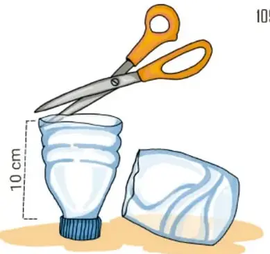 La parte cortada de la botella forrada o unida con cinta adhesiva naranja con lunares, junto al rollo de cinta.