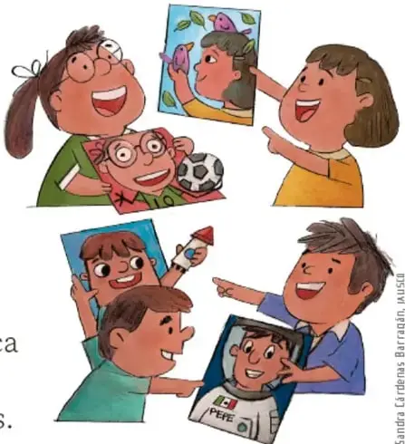 Cuatro niñas y niños muestran con alegría sus collages: uno con aves y una niña mirándose al espejo, otro con retratos y un futbolista con balón.